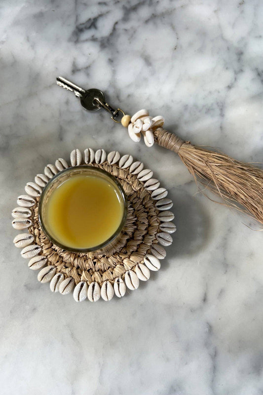 Porte-clés en raphia avec coquillages cauris