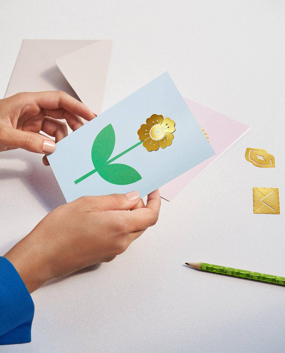 Carte de vœux avec clip doré en forme de fleur