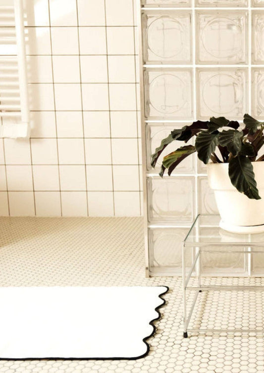 Le tapis de bain ondulé en coton ivoire & noir