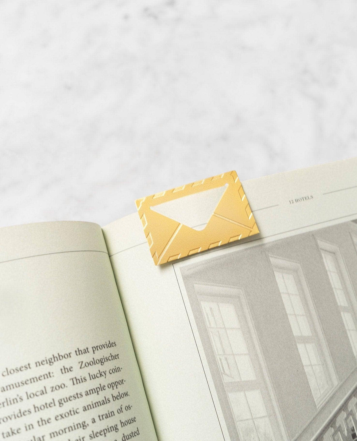 Carte de vœux avec clip doré en forme d'avion postal