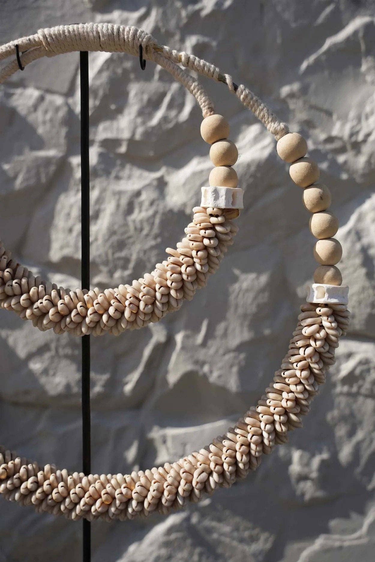Collier double coque sur support - naturel