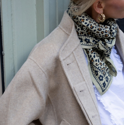 Foulard léopard- Mon grand indispensable Léo kaki