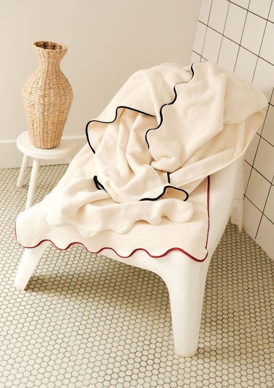 La serviette de toilette ondulée en coton ivoire & bordeaux