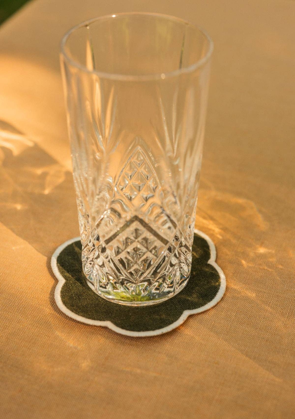 Les dessous de verre festonnés en lin Vert forêt & Blanc (lot de 4)