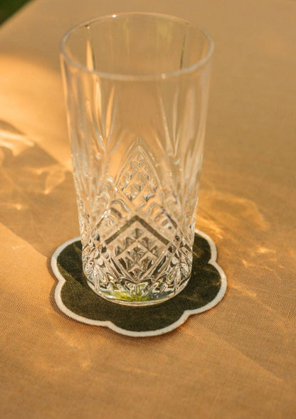 Les dessous de verre festonnés en lin Vert forêt & Blanc (lot de 4)