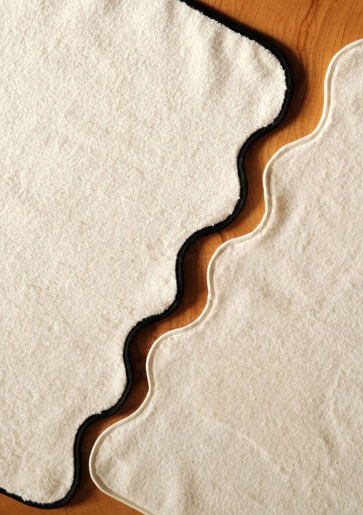 Le tapis de bain ondulé en coton ivoire & noir