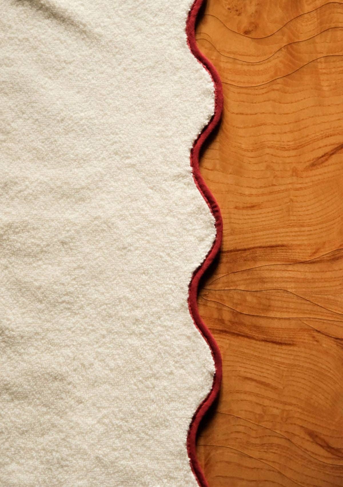 Le drap de bain ondulé en coton ivoire & bordeaux