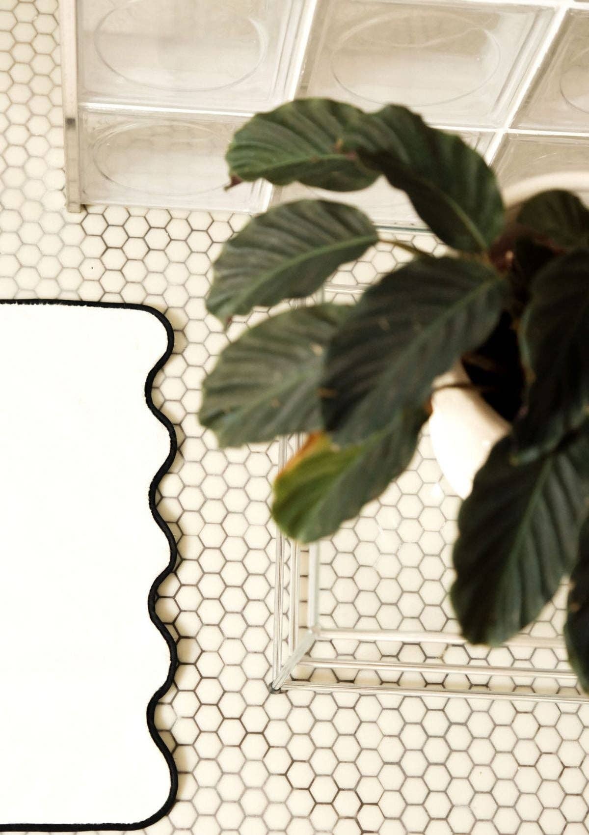 Le tapis de bain ondulé en coton ivoire & noir