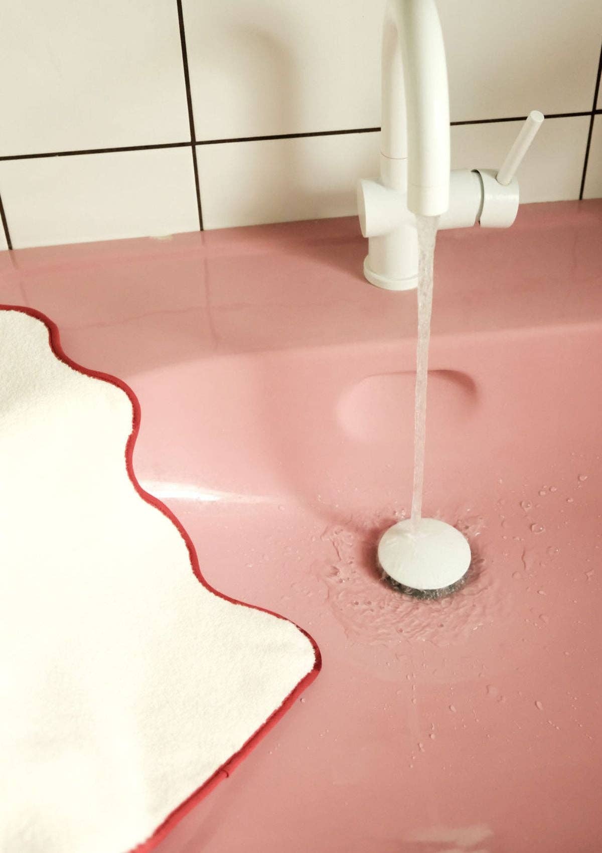 Le tapis de bain ondulé en coton ivoire & bordeaux