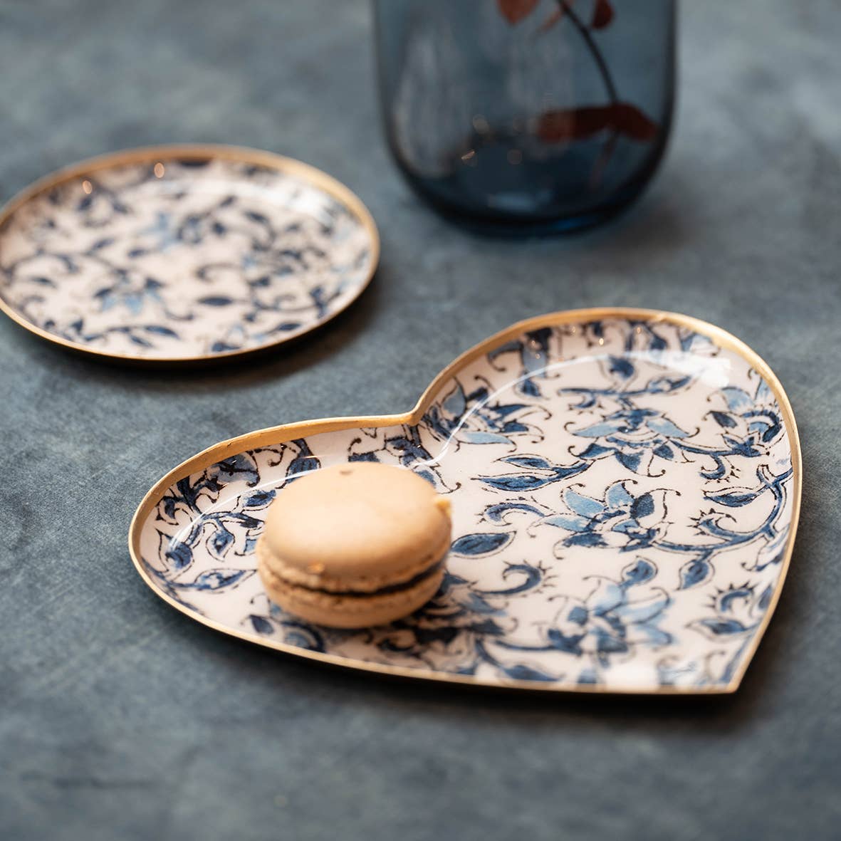 Plateau cœur en métal émaillé Ispahan, bordure dorée