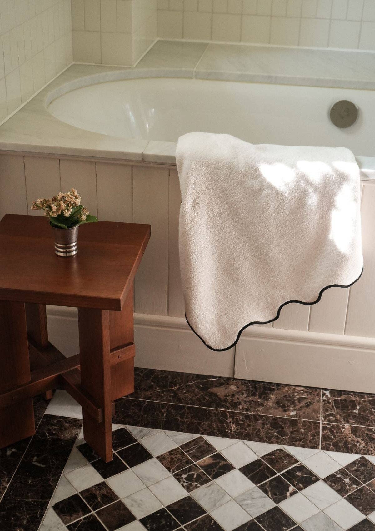Le drap de bain ondulé en coton ivoire & noir