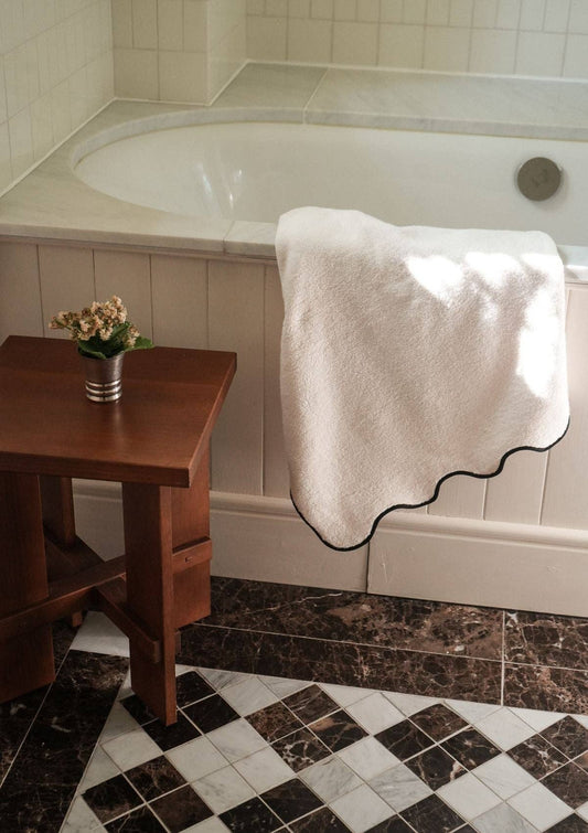 Le drap de bain ondulé en coton ivoire & noir