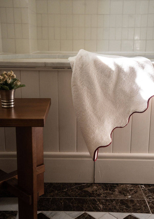 Le drap de bain ondulé en coton ivoire & bordeaux