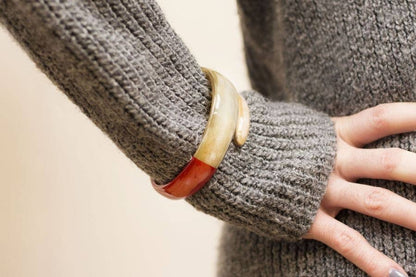 Bracelet en forme de serpent laqué rouge