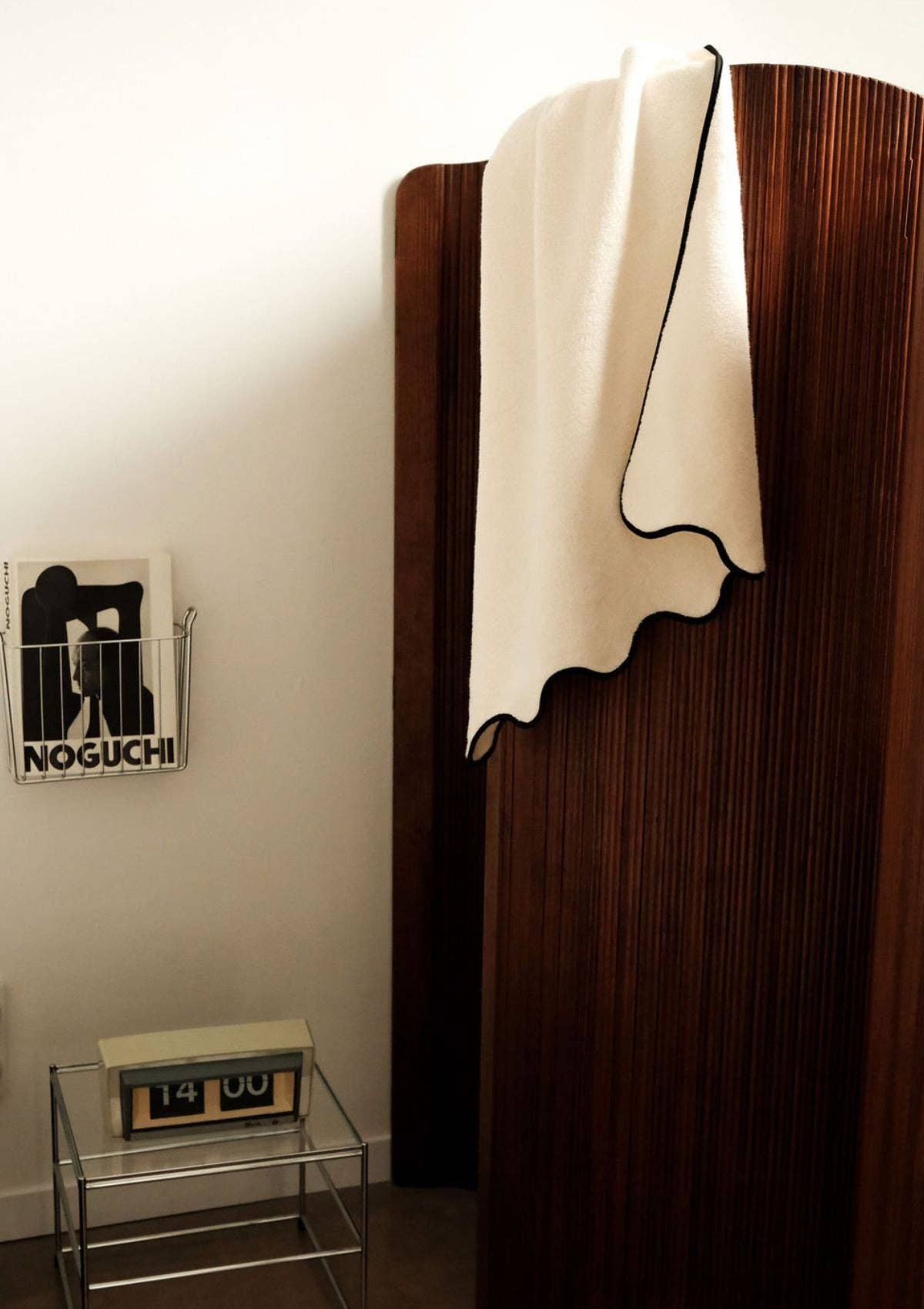 La serviette de toilette ondulée en coton ivoire & noir