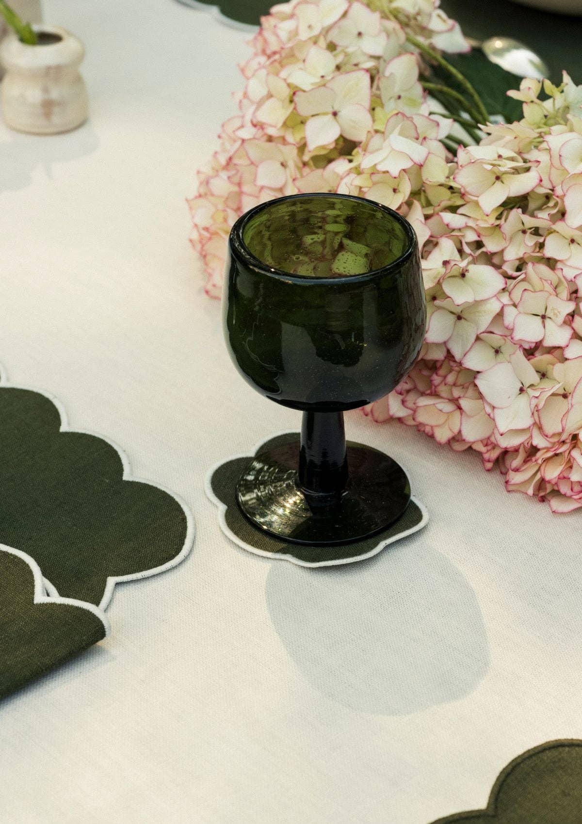 Les dessous de verre festonnés en lin Vert forêt & Blanc (lot de 4)