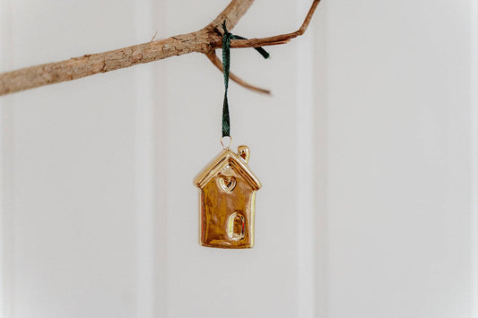 Maison suspendue de Noël en céramique dorée