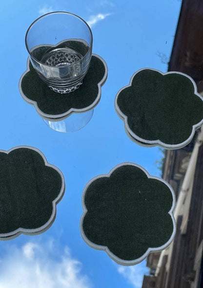 Les dessous de verre festonnés en lin Vert forêt & Blanc (lot de 4)