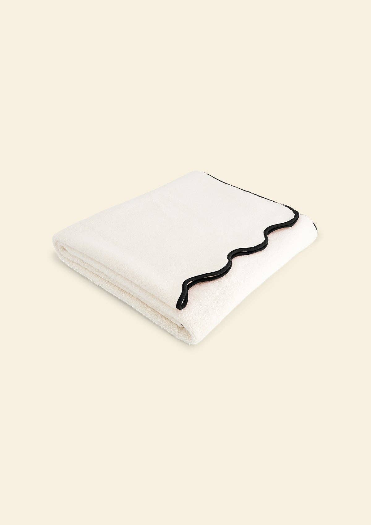 Le drap de bain ondulé en coton ivoire & noir