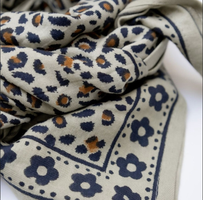 Foulard léopard- Mon grand indispensable Léo kaki