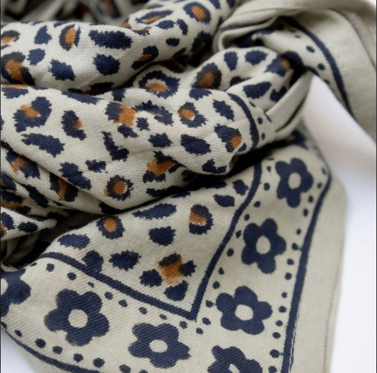 Foulard léopard- Mon grand indispensable Léo kaki