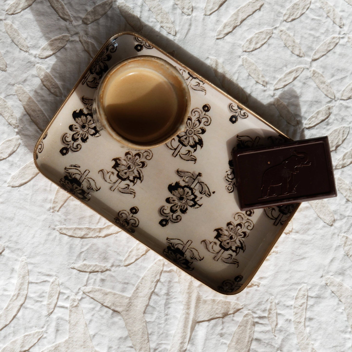 Plateau métal émaillé Hoya 10x15, bordure dorée