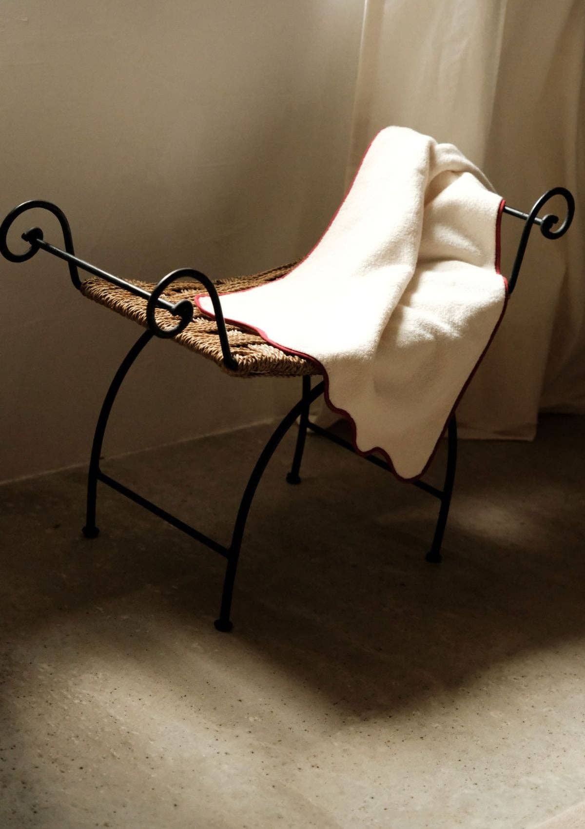 Le tapis de bain ondulé en coton ivoire & bordeaux