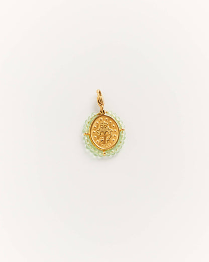 Charm Santa Water Green - médaille dorée à suspendre avec pierres