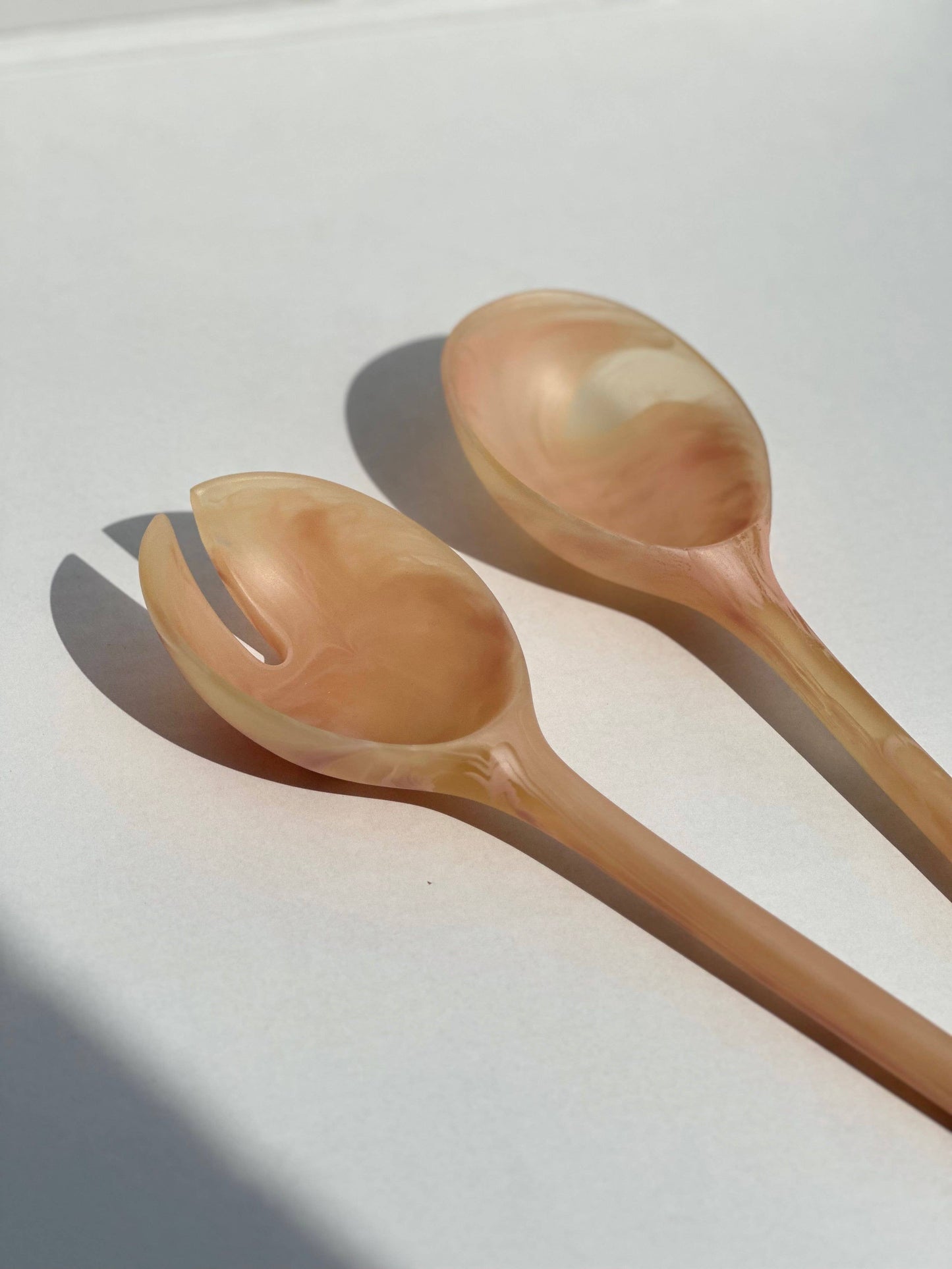 Set de couverts à salade en résine corail marbré