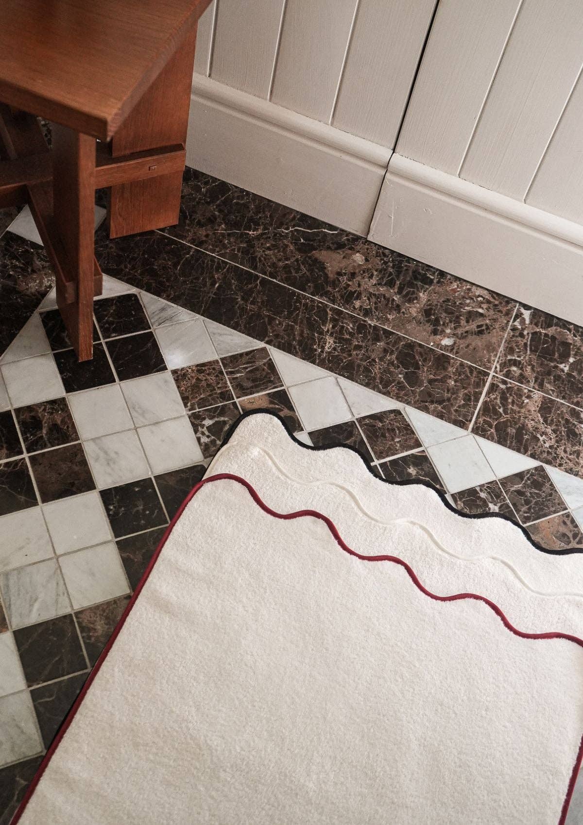 Le tapis de bain ondulé en coton ivoire & bordeaux