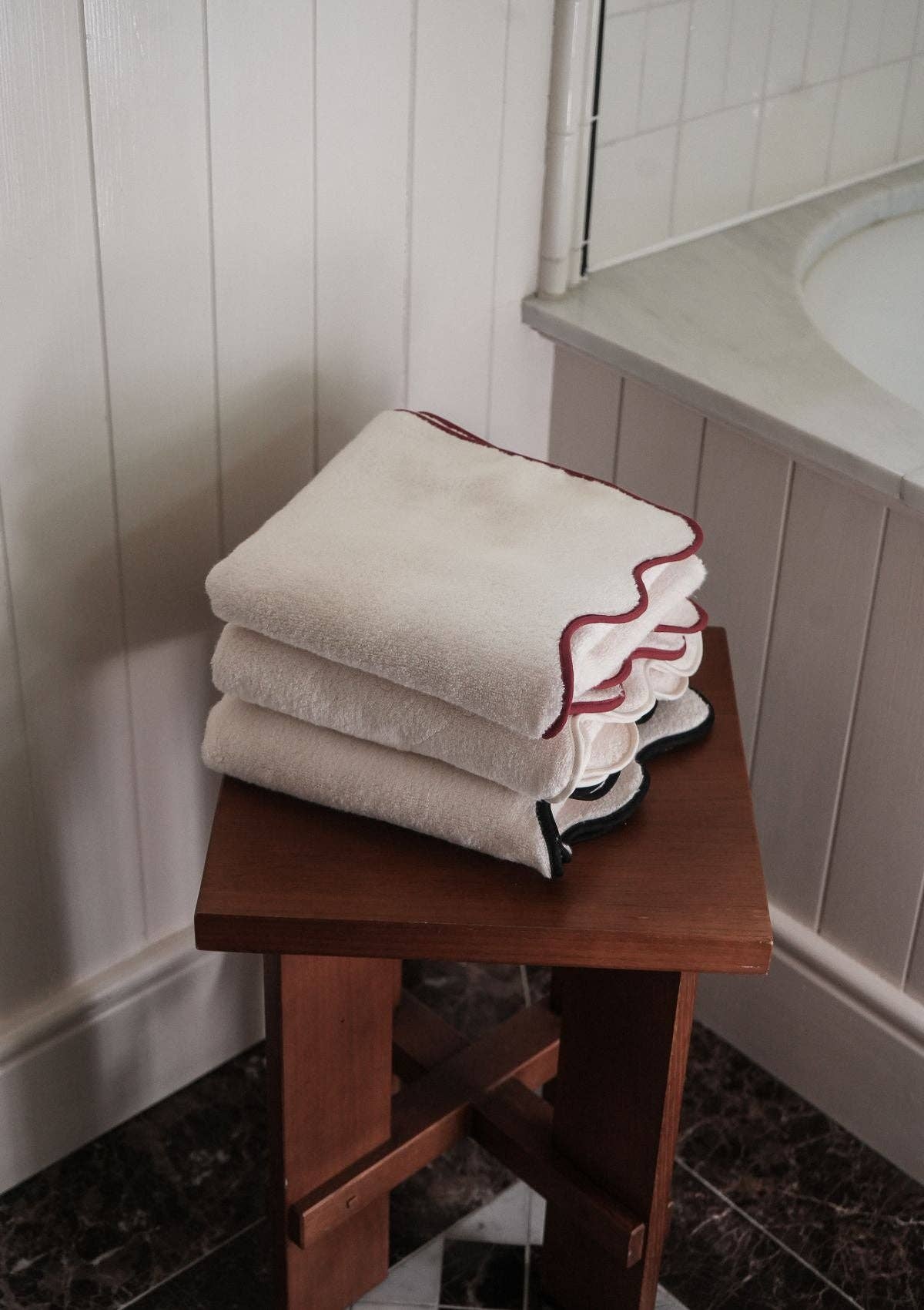 Le drap de bain ondulé en coton ivoire & noir